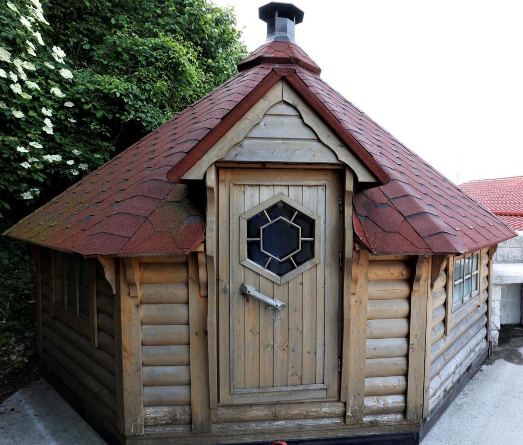 Guesthouse Idila Pod Nanosom Senozece Exterior photo