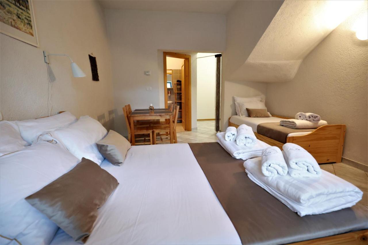 Guesthouse Idila Pod Nanosom Senozece Exterior photo