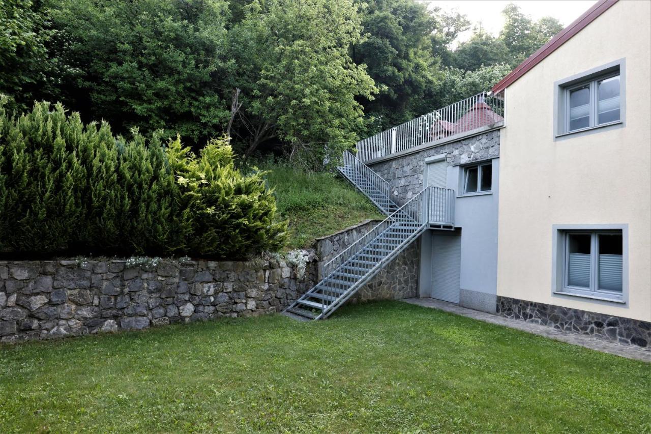Guesthouse Idila Pod Nanosom Senozece Exterior photo