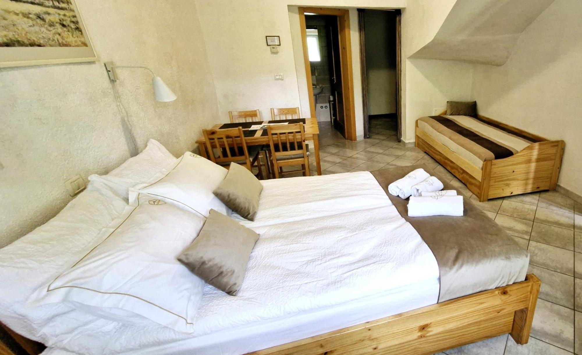 Guesthouse Idila Pod Nanosom Senozece Exterior photo