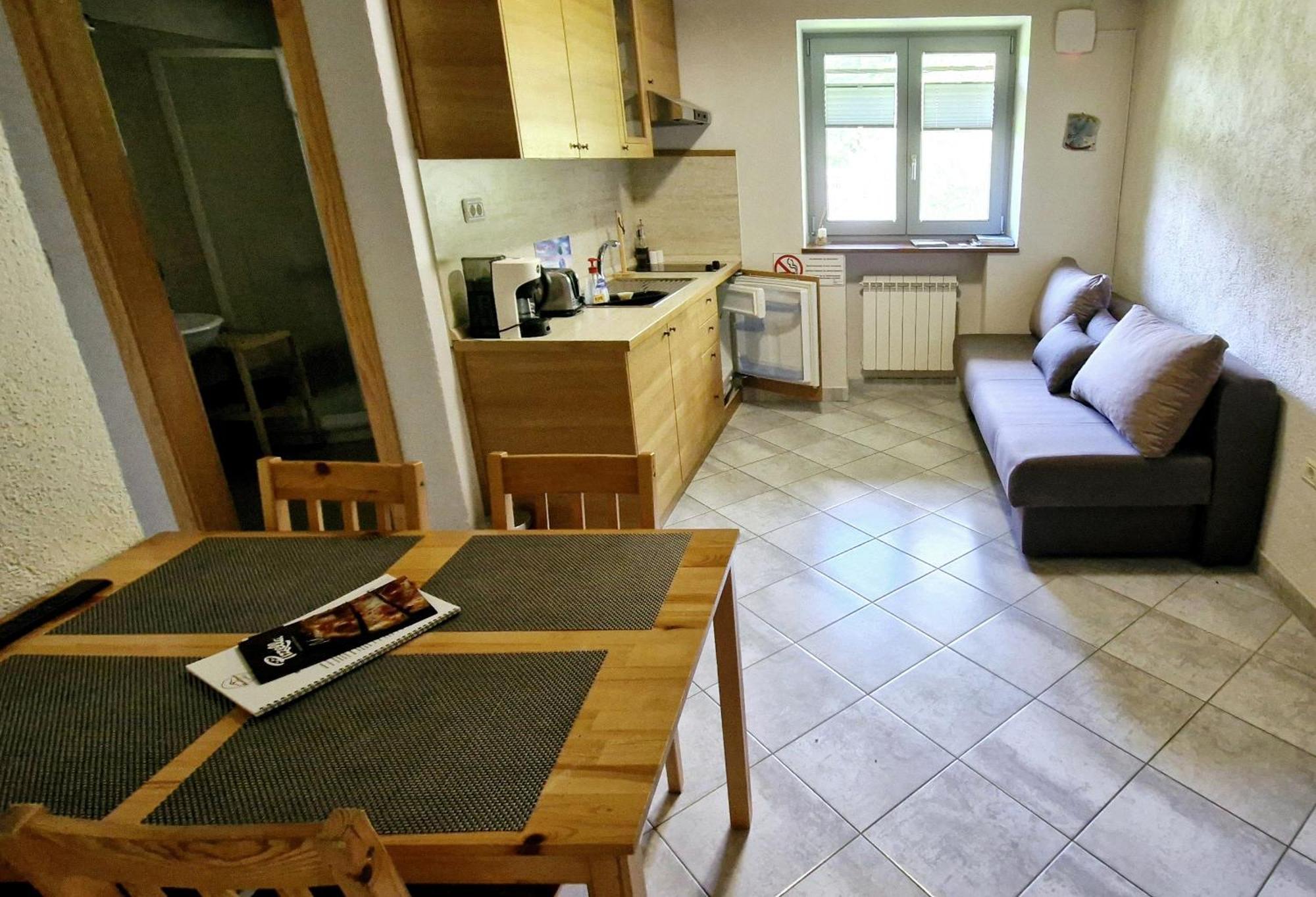 Guesthouse Idila Pod Nanosom Senozece Exterior photo